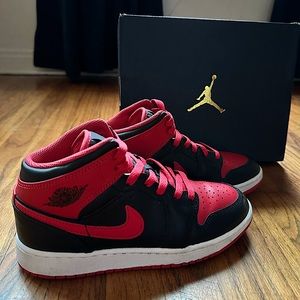 Nike Air Jordan 1 Mid in EUC! 🖤♥️🖤Big Kids 4.5Y🖤♥️🖤